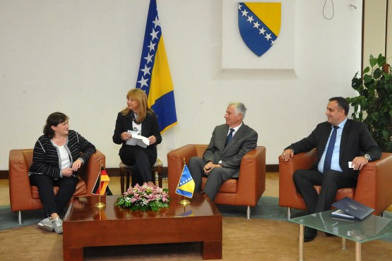 Predsjedavajući Kluba srpskog naroda i Kluba bošnjačkog naroda u Domu naroda Sredoje Nović i Asim Sarajlić razgovarali sa delegacijom Bundestaga o realizaciji programa stipendiranja